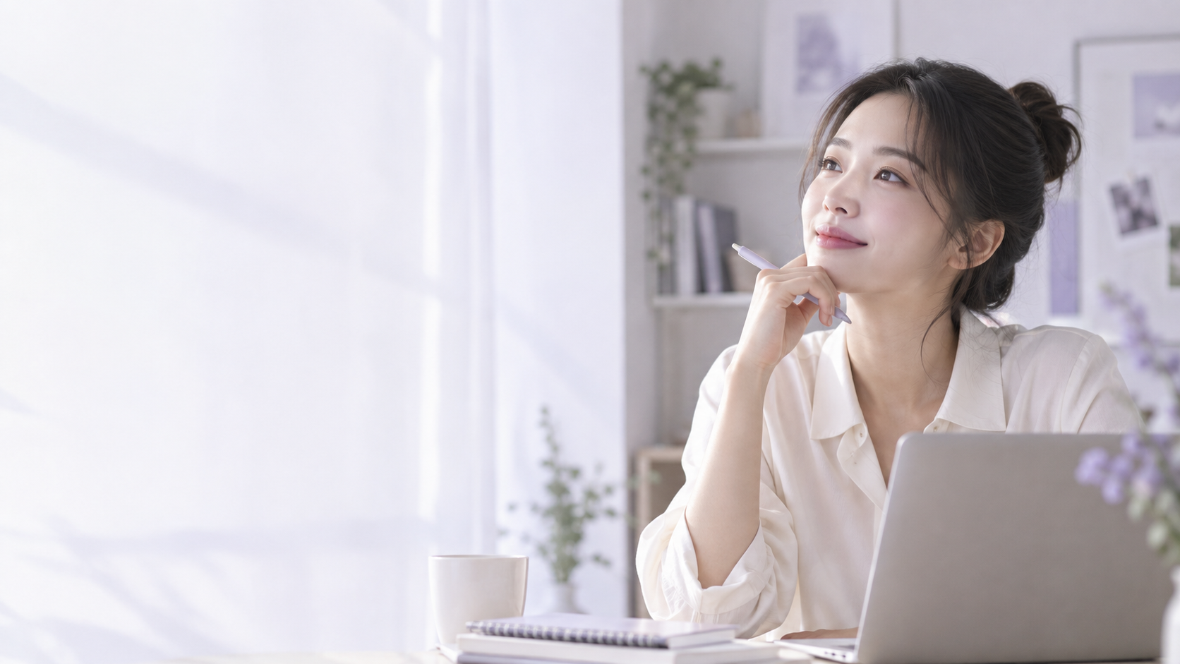노트북 앞에서 생각하는 여성